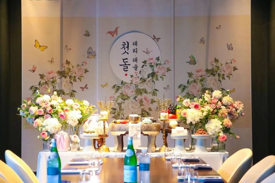 파티후 전통 돌상차림 출장 사례 4 - 병풍과 생화 장식 돌상
