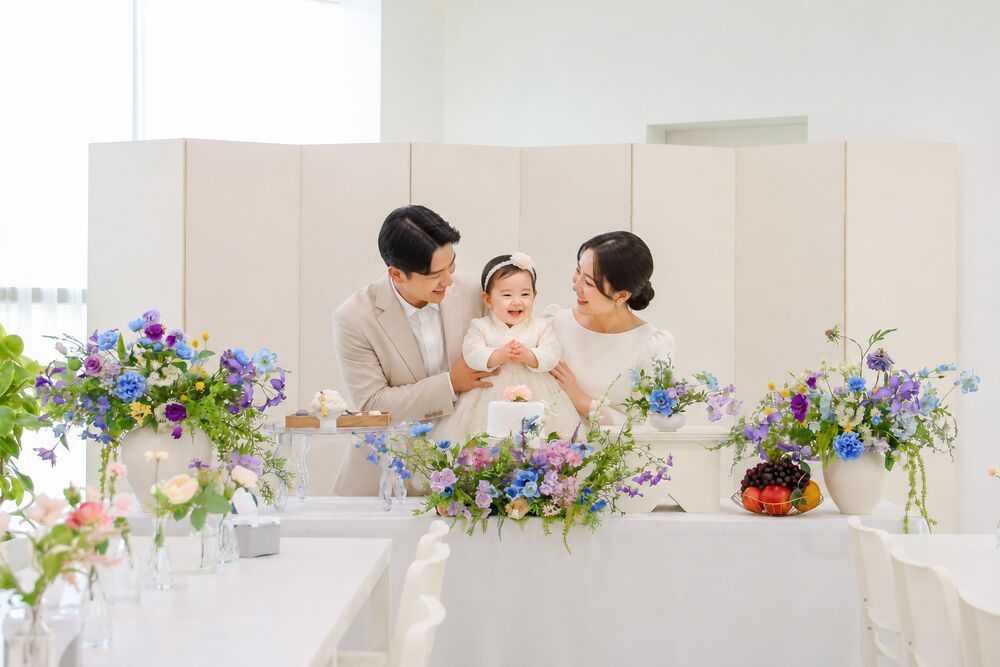 돌잔치 출장상차림 현장 - 파스텔 생화 장식 속 가족의 모습