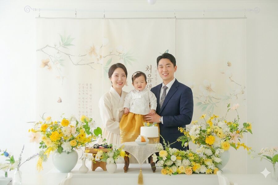 돌잔치 출장상차림 현장 - 이름 배너 현수막을 배경으로 한 돌잔치