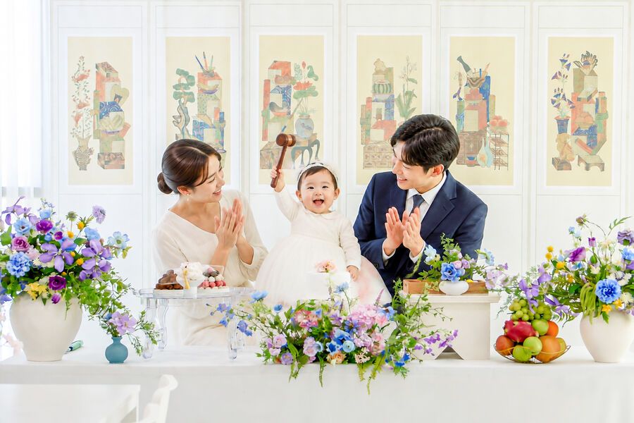 돌잔치 출장상차림 현장 - 돌잡이를 하는 아기와 가족