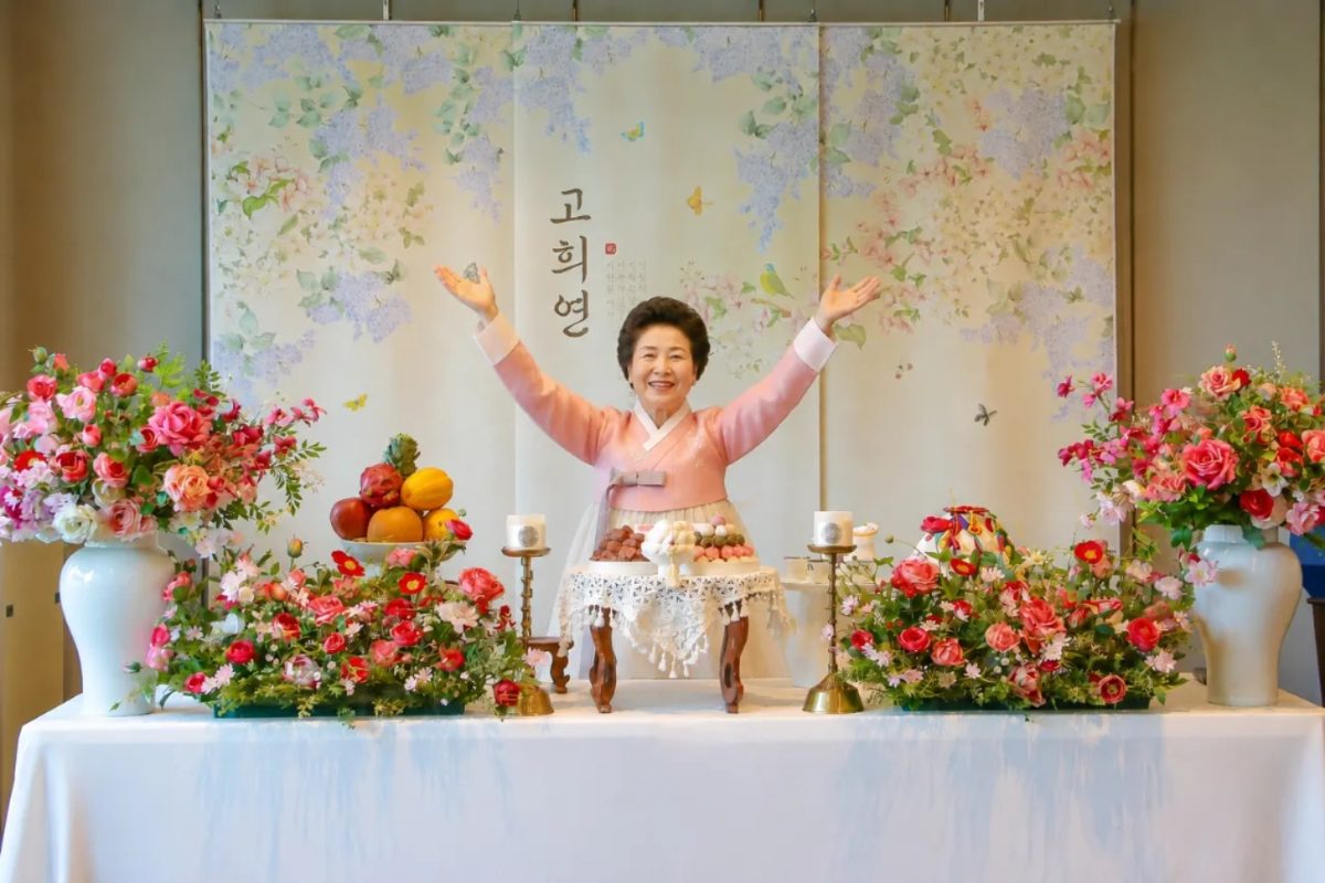 칠순 고희연 상차림 앞 한복 입은 어머님