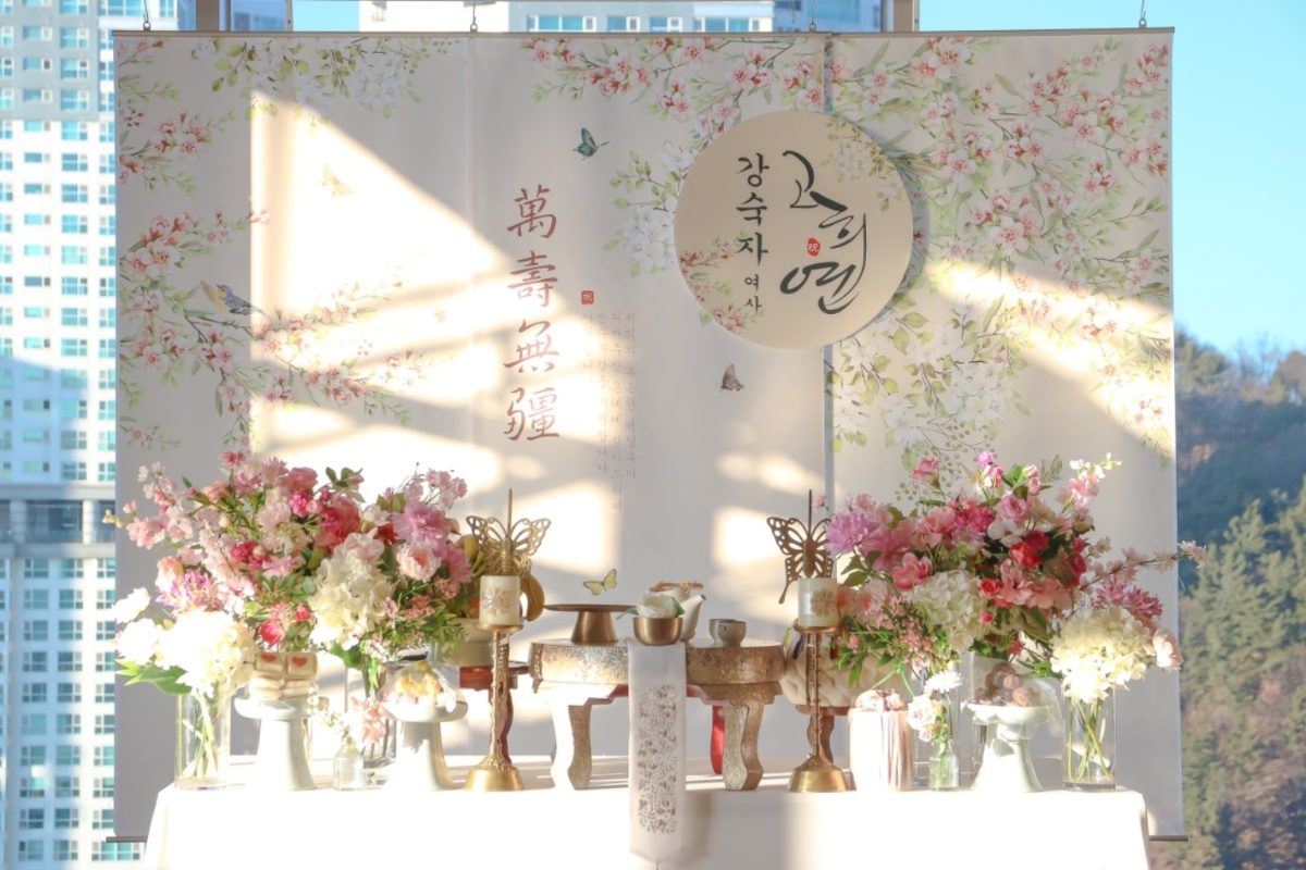 창가 자연광 장수연 상차림